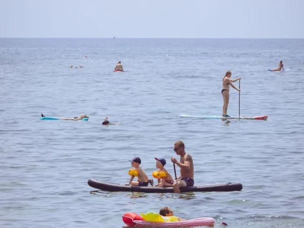 Watersporten bij het strand van Roan camping Stella Maris.