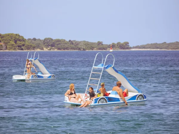 Waterfietsen bij het strand van Roan camping Stella Maris.