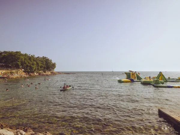 De zee met waterkussen bij Roan camping Bijela Uvala.