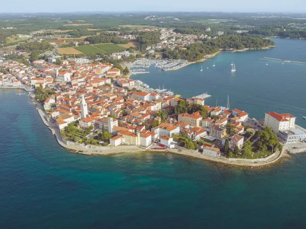 Overzicht van de stad Novigrad, Kroatië.