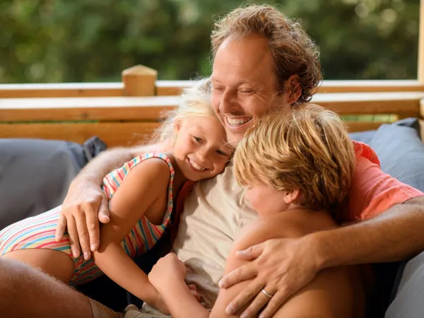 Vader en kinderen bij Roan op de lounge bank.