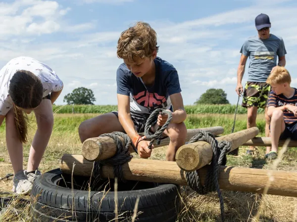 Vlotten bouwen bij Roan camping De Twee Bruggen.