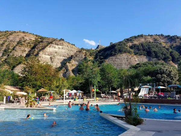 Uitzicht vanaf het zwembad op Roan camping La Grand Terre.