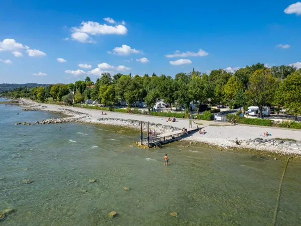 Kleinschalig strand op Roan camping Piantelle.