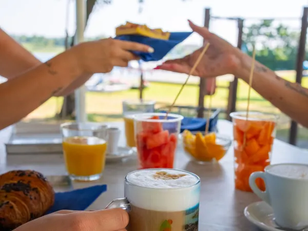 Eten en drinken bij Roan camping Lido Verbano.