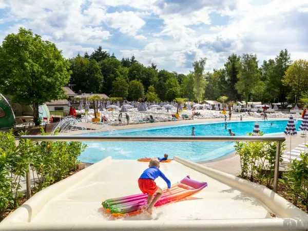 De glijbaan van Roan camping hu Birkelt village.