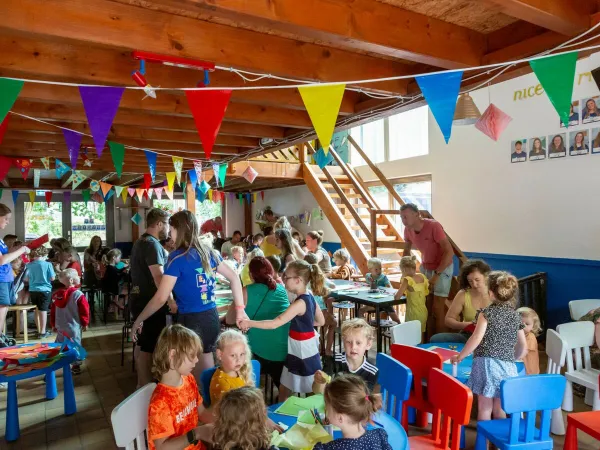 De miniclub op Roan camping hu Birkelt village.