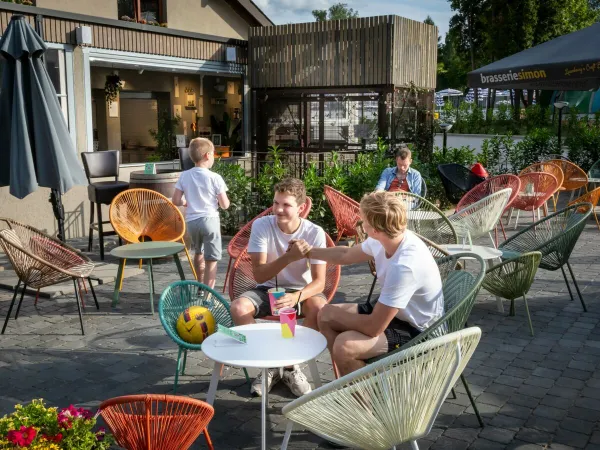 Een terras bij Roan camping hu Birkelt village.