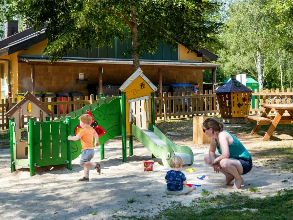 Kleine speeltuin op Roan camping hu Birkelt village.