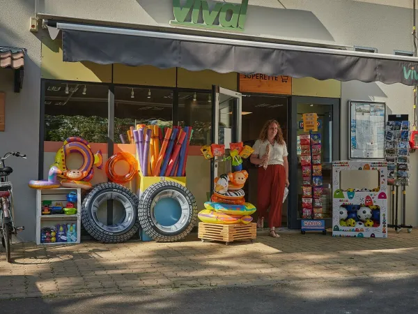 Een winkel op Roan camping Le Chêne Gris.