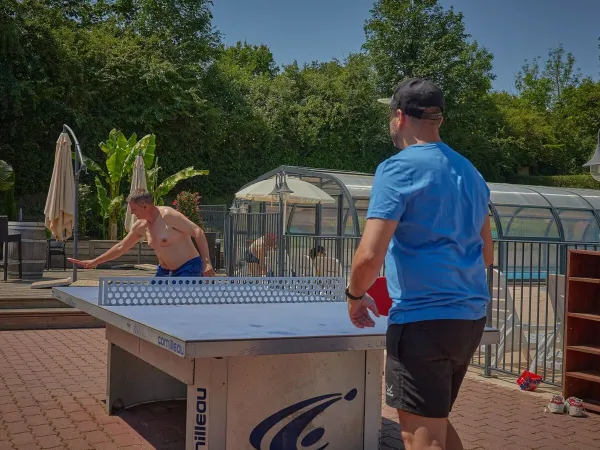 Tafeltennisen op Roan camping Le Chêne Gris.