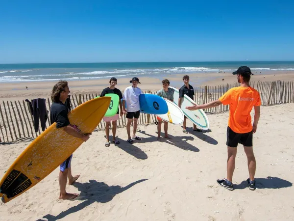 Surfen bij het zandstrand van Roan camping Atlantic Montalivet.