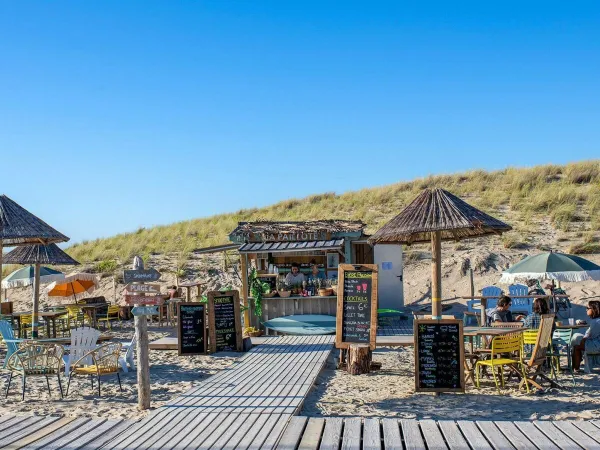 Strandbar bij zandstrand van Roan camping Atlantic Montalivet.