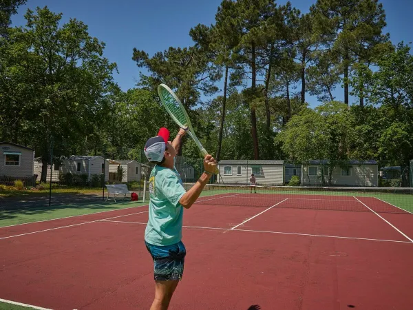Tennissen bij Roan camping La Clairière.