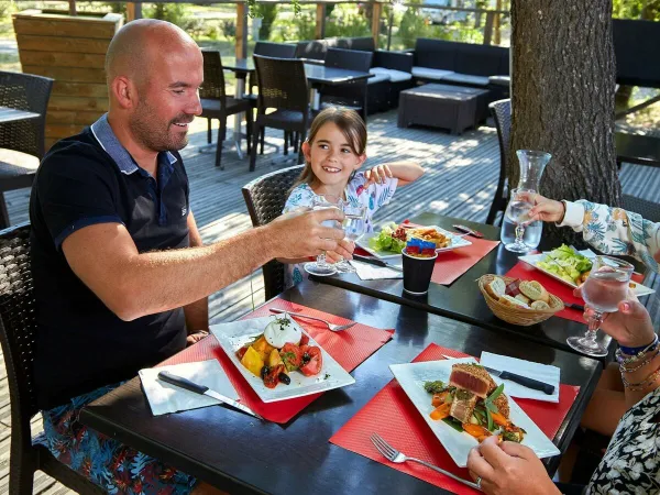 Lunchen op het terras bij Verdon Parc.