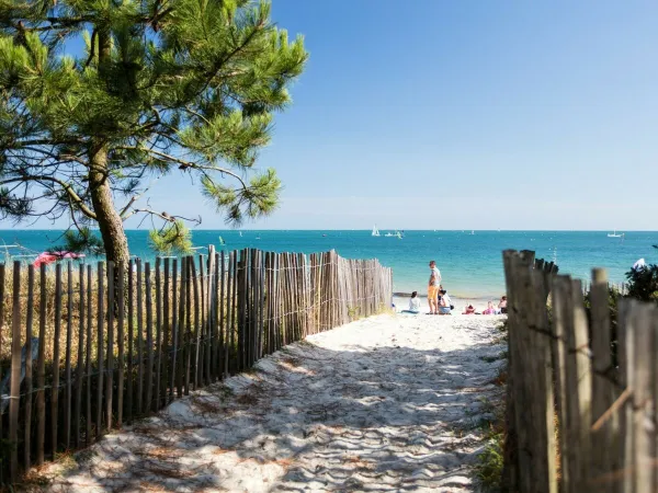 Wandelroute naar het zandstrand bij Roan camping Grande Métairie.