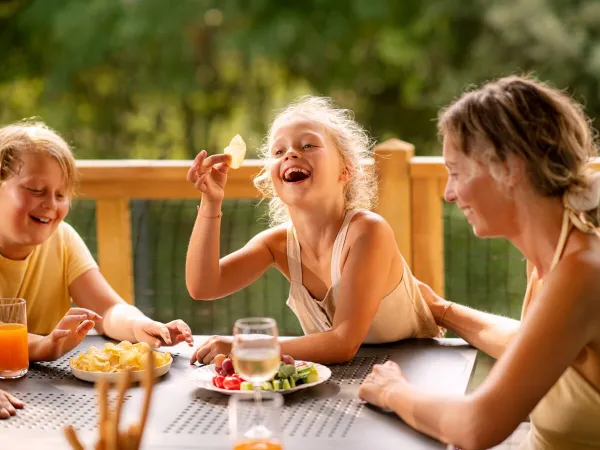 Plezier aan tafel op Roan camping Le Castellas.