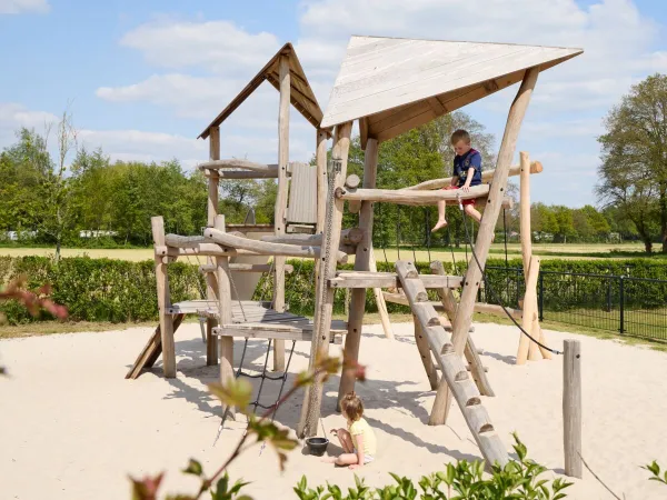 Jongentje in de speeltuin op Roan camping 't Veld.