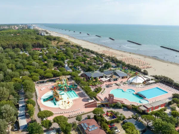 Overzicht zwembaden en strand op Roan camping Spiaggia e Mare.