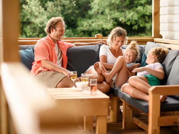 Gezin geniet van het verblijf op Roan camping La Clairière.