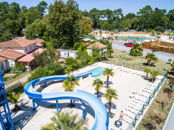 Glijbaan en lagunebad op Roan camping La Clairière