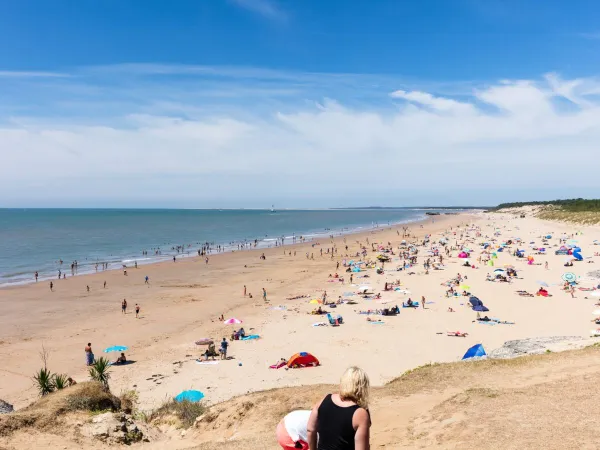 Strand op 3 km van Roan camping La Clairière