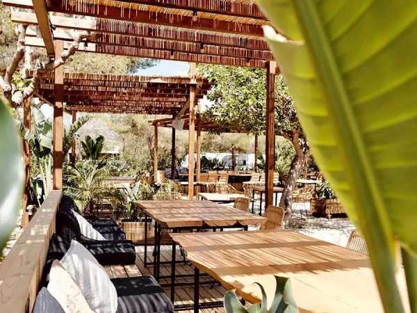 Lounge terras bij het restaurant van Roan Camping El Garrofer.