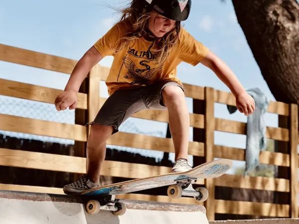 Skateboarden op Roan camping El Garrofer.