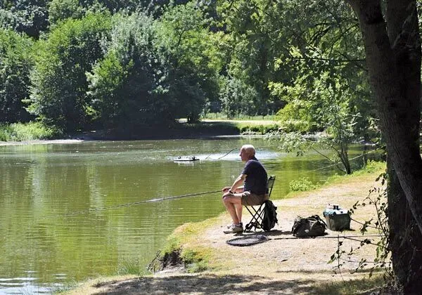 Man aan het vissen in de Loire op Roan camping Domaine de la Brèche.