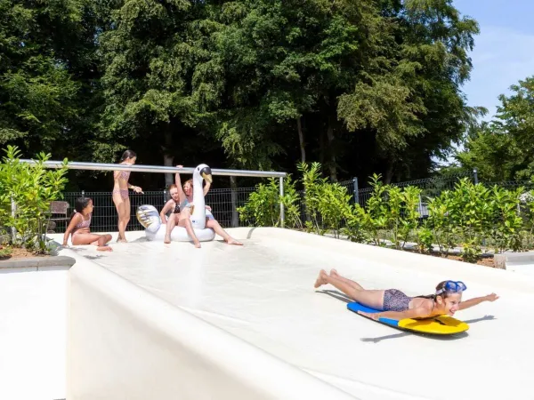 Kind van glijbaan op Roan camping hu Birkelt village.