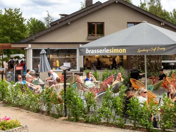 Genieten in de zon op het terras op Roan camping hu Birkelt village.
