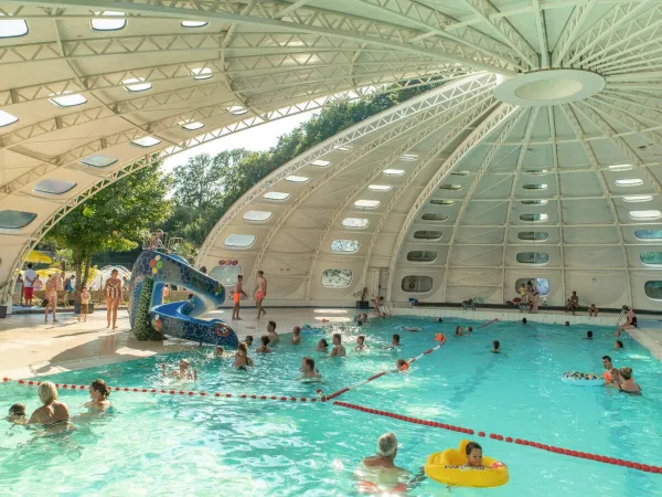 Overdekt zwembad op Roan camping hu Birkelt village.