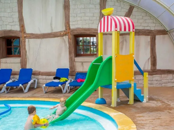 Kinderbad met glijbaan op Roan camping Le Domaine de Beaulieu