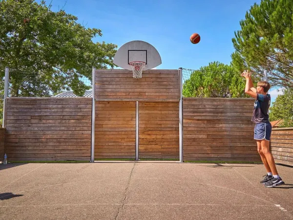 Jongen die basketbal speelt op Roan camping Mayotte Vacances.