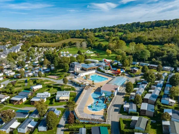 Overzicht van het zwembadcomplex op Roan camping La Vallée.