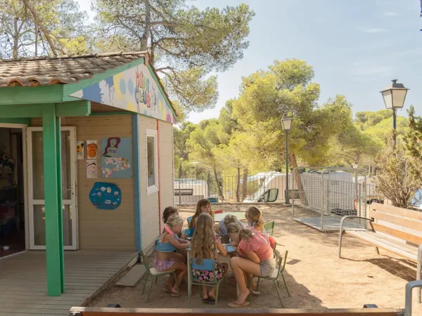 Kinderen bij de miniclub op Roan camping Internacional de Calonge.