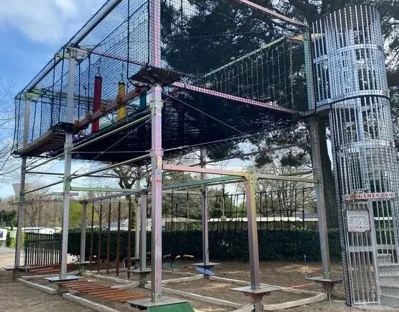 Nieuw in 2024: leuk speeltoestel op Roan camping La Grande Métairie.
