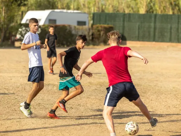 Voetballende kinderen op Roan camping Playa Brava.