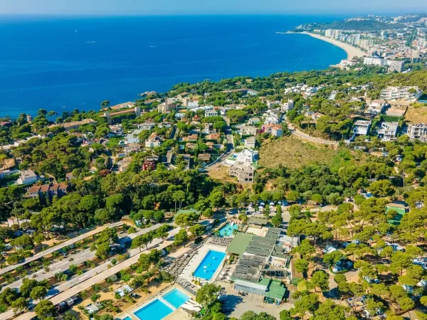 Droneshot van Roan camping Cala Gogo en het strand.