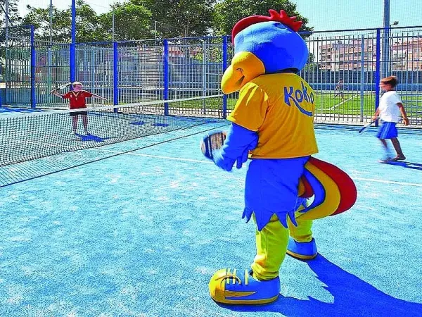 Mascotte op het tennisveld bij Roan camping La Masia.