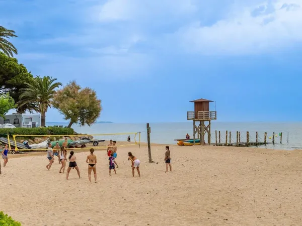 Beachvolleyballen op Roan camping Playa Montroig.