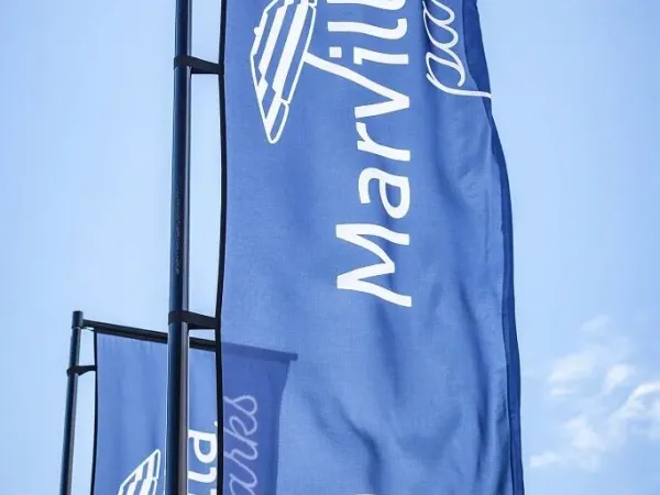 Vlaggen met logo bij Marvilla Parks.