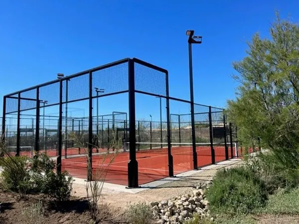 Padelbaan op Roan camping Le Serignan Plage.