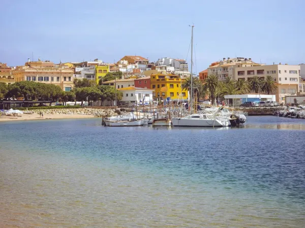 Sfeervolle haventje van Palamos bij Roan camping Playa Brava.