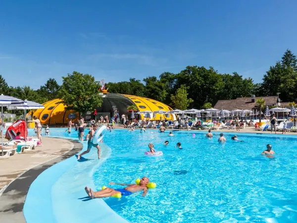 Het buitenzwembad van Roan camping hu Birkelt village.