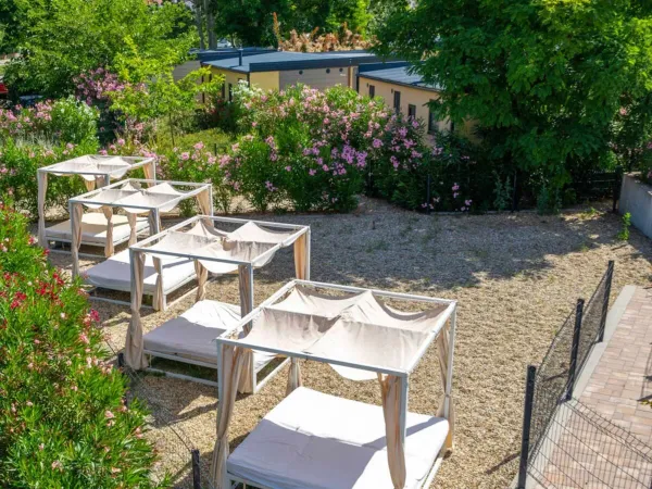 Lounge bedden op Roan camping Baška Beach Resort