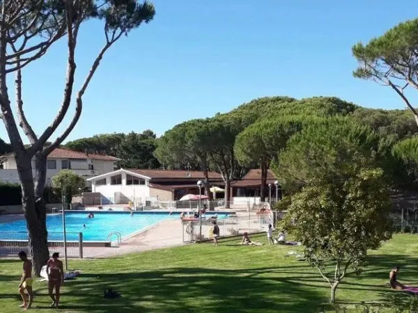 Zwembad bij daglicht op Roan camping del Forte.