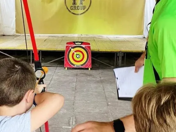 Pijl en boog schieten op Roan camping Del Forte.