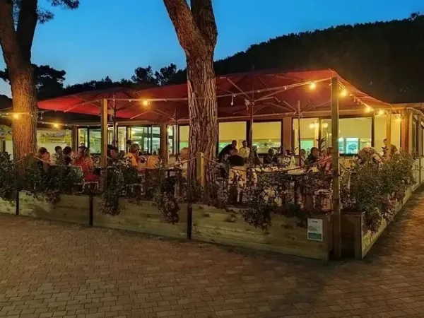 Vol restaurant 's avonds op Roan camping Del Forte.