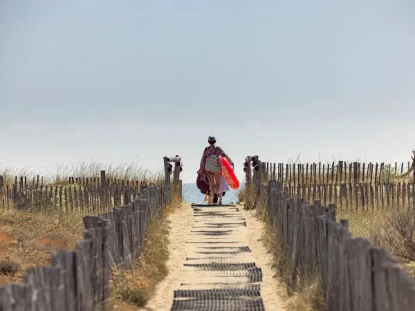 Wandelend vanaf de camping naar het strand op Roan camping Les Dunes.
